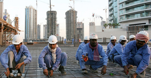 Lavoratori nepalesi in un cantiere a Doha 