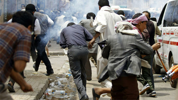 Gas lacrimogeni contro i manifestanti Houthi, ieri a Sana'a (Foto - Reuters/Mohamed Al Sayaghi)