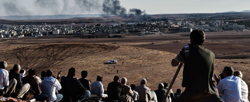 Kurdi in Turchia guardano la battaglia di Kobane (Foto: Afp)