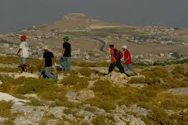 Coloni israeliani e, sullo sfondo, la collina di Eitam