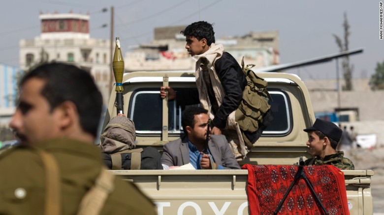 Miliziani Houthi nella strada vicino il palazzo presidenziale a Sana'a (Foto: AP Photo/Hani Mohammed)