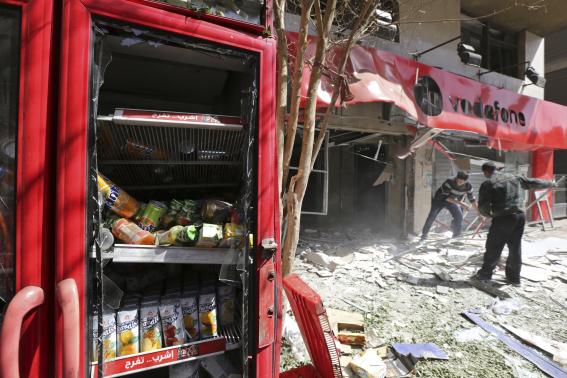 Uno dei negozi della Vodafone colpito ieri (Foto:  Reuters/Mohamed Abd El Ghany)