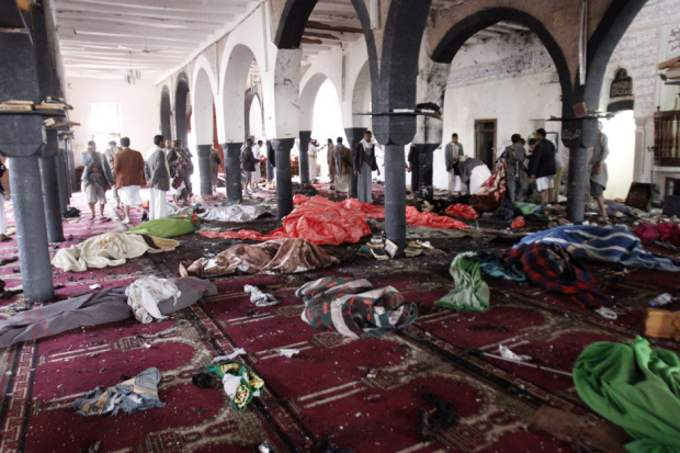 Corpi senza vita in una delle due moschee colpite ieri a Sana'a (Foto: AP Photo/Hani Mohammed)