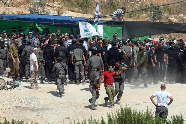 ewish settlers stage a protest against Israeli police on Settlers clash with Israeli police