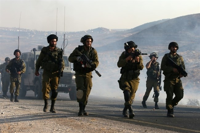 l'Esercito israeliano marcia sui villaggi palestinesi, lo scorso 1 agosto (Foto: AFP/Jaafar Ashtiyeh/File)