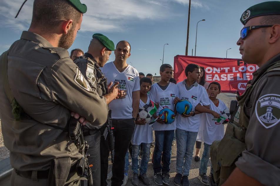 Due giorni fa a Maale Adumim,. La polizia ferma i piccoli calciatori palestinesi 