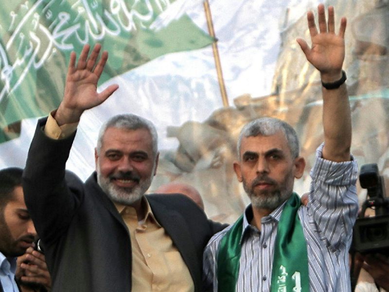 Il nuovo leader di Hamas Yahya Sinwar (a destra)