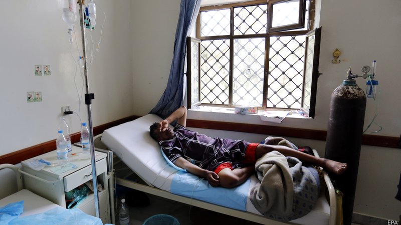 Uomo affetto da colera in un ospedale di Sana'a. (Foto tratta dal sito Rte)
