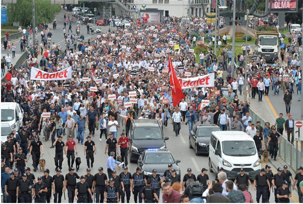La marcia cominciata dal Chp a Ankara (Foto: Hurriyet News)