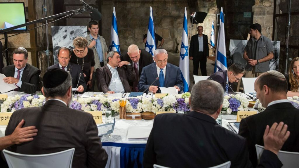 Consiglio dei ministri israeliano nei tunnel sotto il Muro del Pianto, maggio 2017. (Foto: Emil Salman)