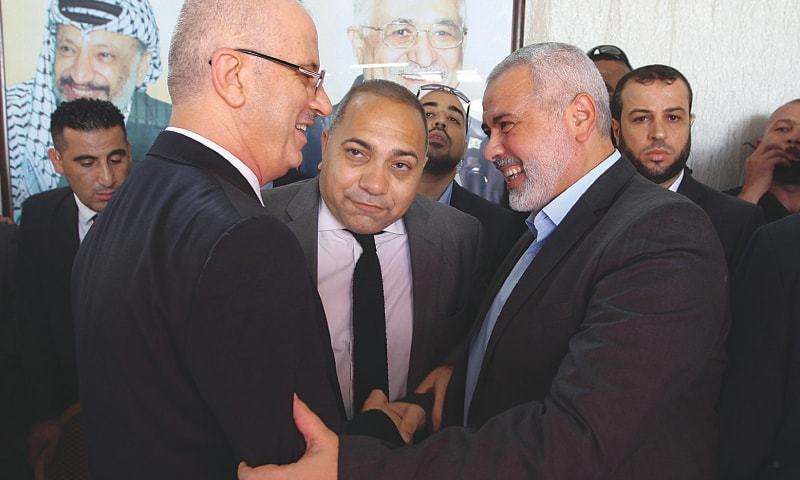 Il premier dell'Anp Hamdallah incontra a Gaza il leader di Hamas Haniyeh (Foto: Reuters)