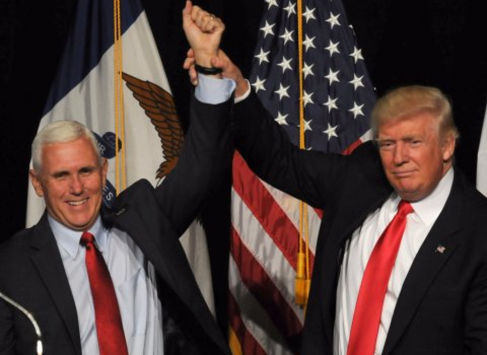 Il vice presidente Usa Mike Pence (a sinistra) insieme al presidente Trump