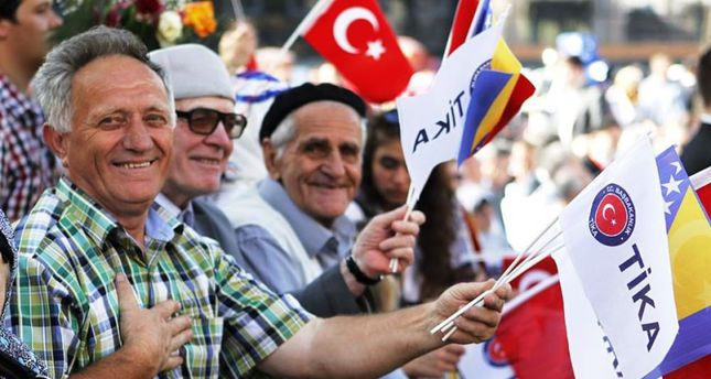 Si sventolano bandiere turche e bosniache