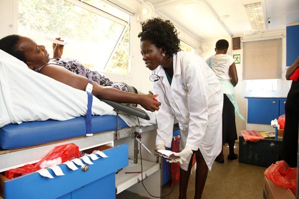 Una donna dona il sangue a Kampala, Uganda (Foto: Rachel Malaba)  