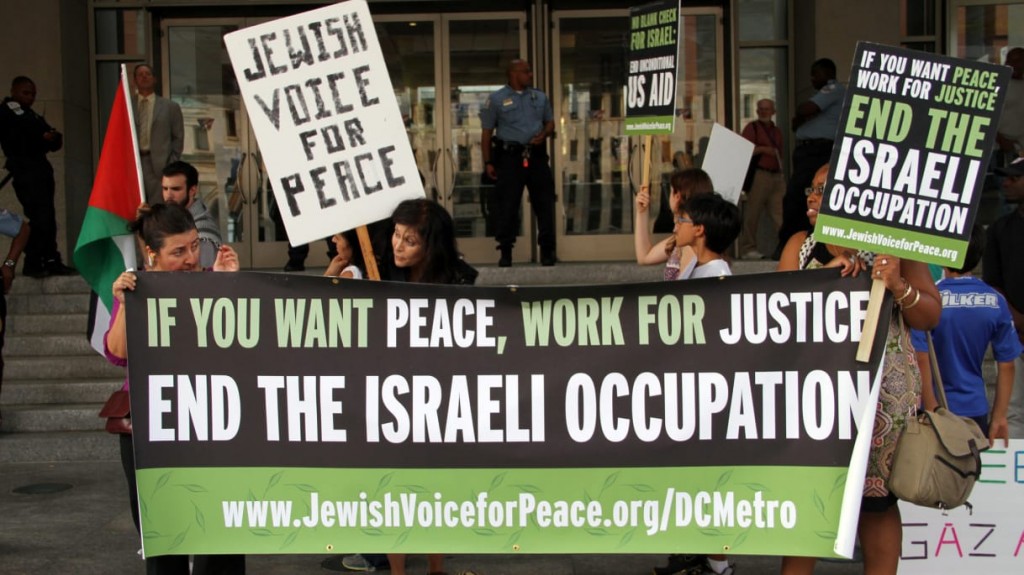Membri di Jewish Voice for Peace protestano contro l'operazione militare israeliana a Gaza nel 2014. (Foto: AtheerAhmed Kakan / Anadolu Age)