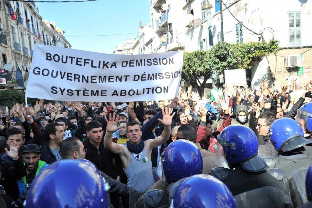 Proteste in piazza ad Algeri