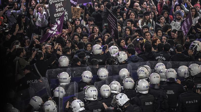 Il cordone della polizia turca contro la marcia delle donne a Istanbul  (Foto: Twitter)