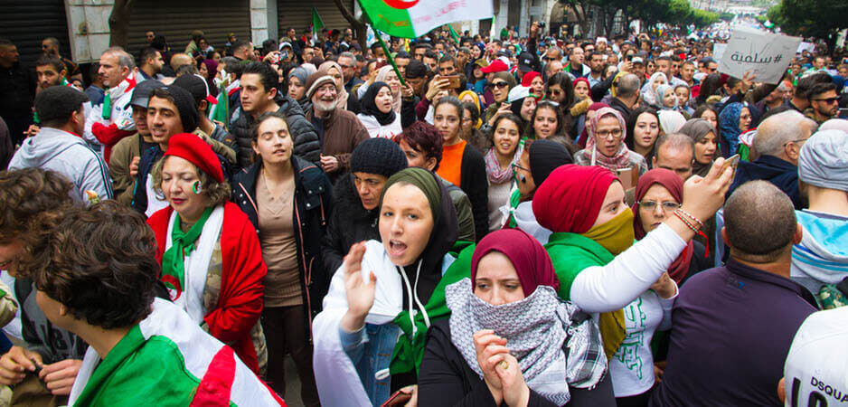 Giovani algerini in piazza (Foto: Saddek Hamlaoui/Shutterstock)