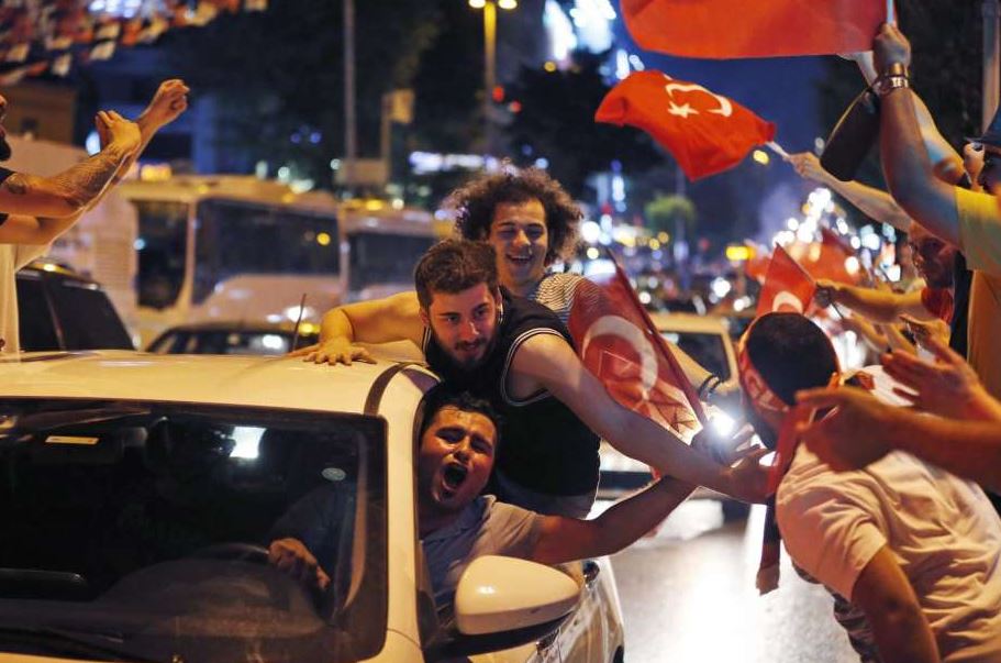 Festa per le strade di Istanbul dopo la vittoria di Imamoglu (Fonte: Twitter)