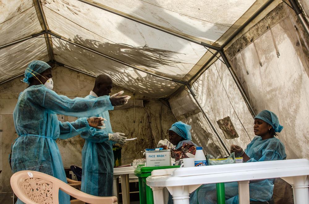 Medici nigeriani curano i malati di febbre Lassa (Fonte: Al Jazeera)