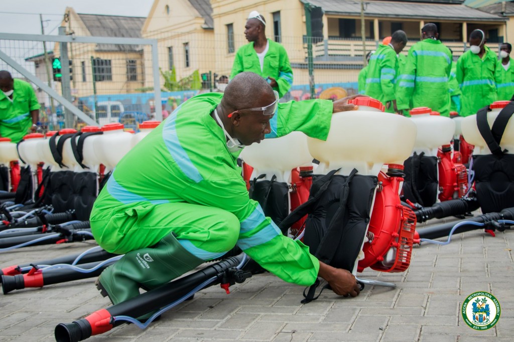 Squadre al lavoro per sanificare le strade di Accra, Ghana (Foto: Accra Metropolitan Assembly)