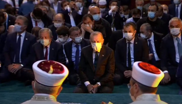 Erdogan durante la preghiera ad Hagia Sophia  (Dal video della diretta)