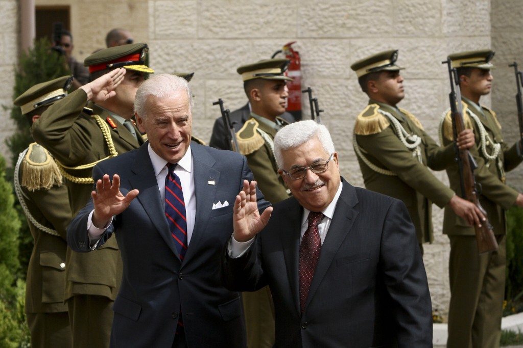 Il neo presidente statunitense Biden (sinistra) e il presidente dell'Autorità Palestinese Abu Mazen in un incontro (Foto tratta dal Times of Israel)