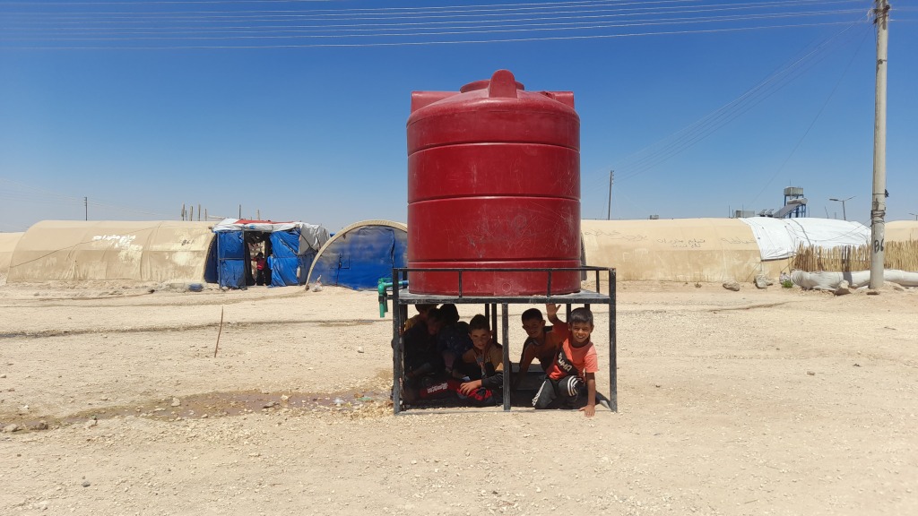 Un container dell'acqua nel campo profughi di Washokani © Chiara Cruciati