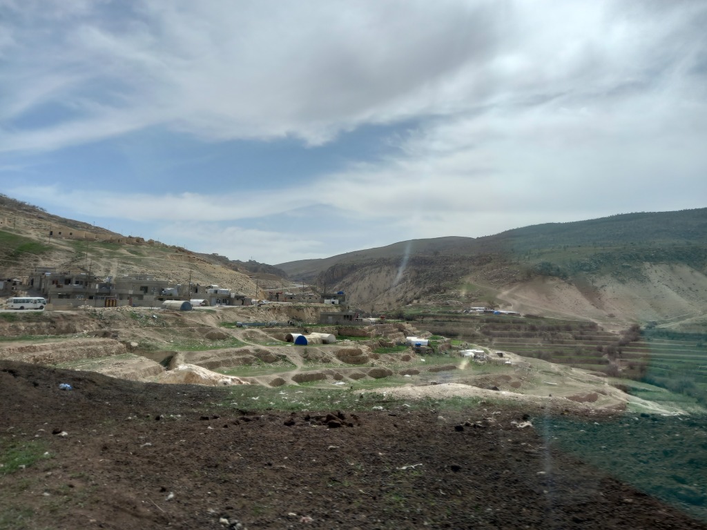 Un insediamento di tende e case in cemento a Serdest, Shengal (foto di Chiara Cruciati/Nena News)
